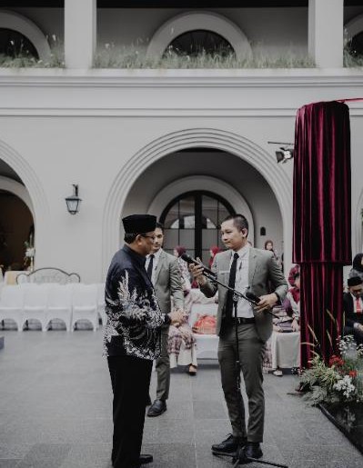 Koordinator TWEX memandu acara dengan mikrofon